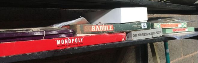 SHELF OF JIGSAW PUZZLES, MONOPOLY SETS & A BOX OF VINTAGE PICTURE BRICKS