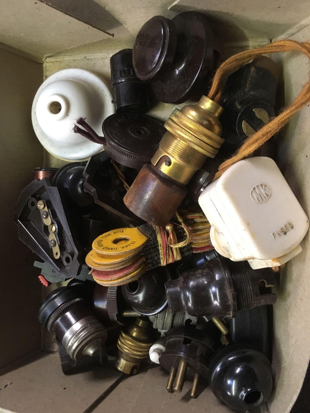 2 BOXES OF VINTAGE PLUGS & SOCKETS & SUPERIOR INSULATORS - Image 3 of 3