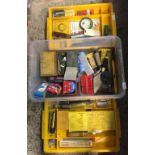 A CARTON & 2 PLASTIC TRAYS OF VARIOUS HAND TOOLS, CEMENT TROWELS, CARPENTERS SQUARE & OTHER TOOLS