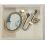 A CAMEO BROOCH, WEDGWOOD, BOXED