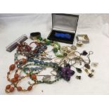 CARTON OF MIXED COSTUME JEWELLERY & A BOXED HEARTS OF GOLD BROOCH