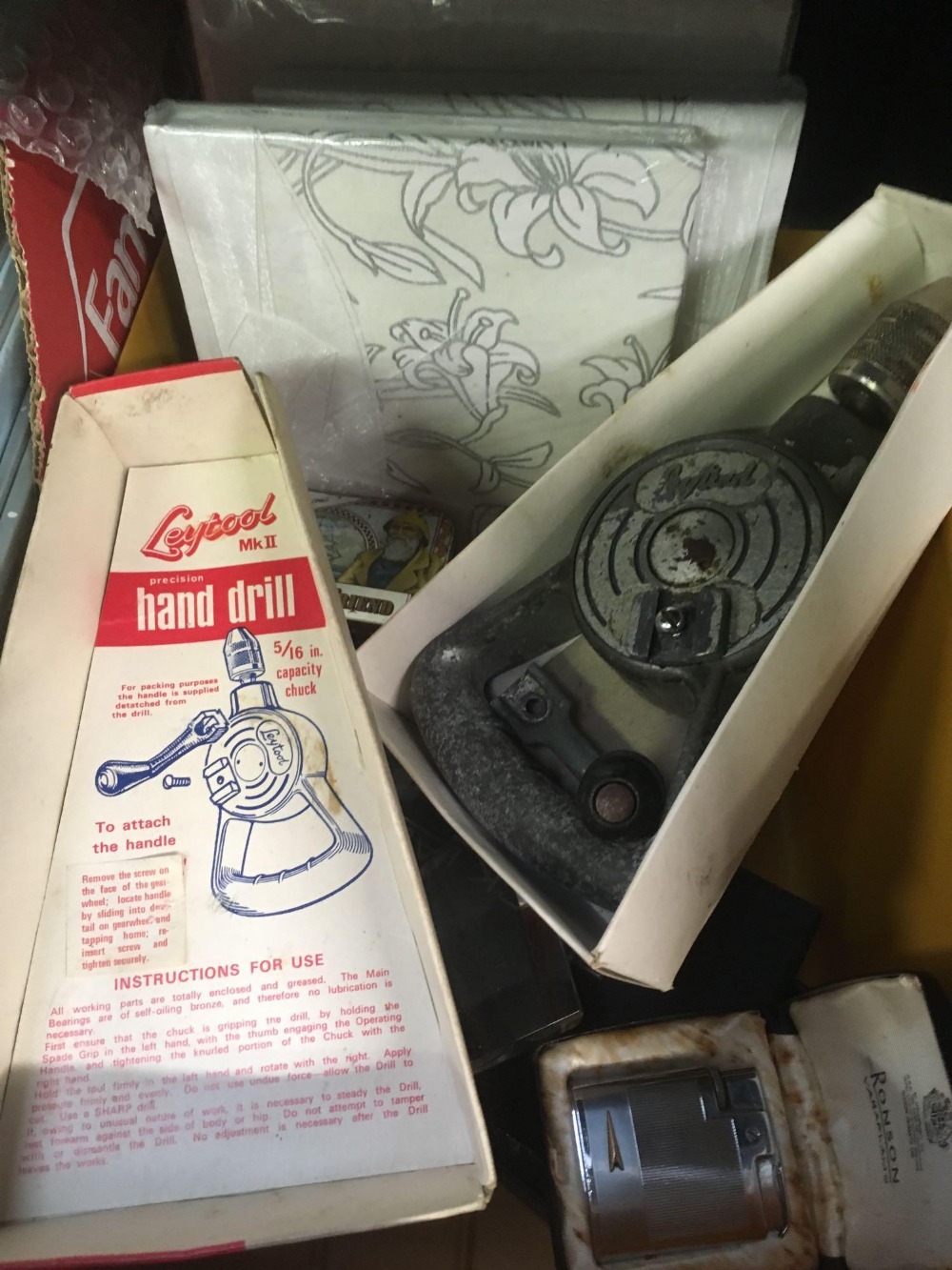 2 CARTONS WITH VARIOUS GIFT BAGS, HAND DRILL, BOXED ASHTRAY & CIGARETTE LIGHTERS - Image 4 of 5