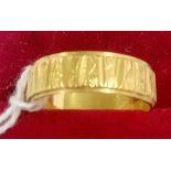 AN 18ct GOLD CONTEMPORARY DESIGN WEDDING BAND, SIZE 'N', 3.7g