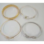 4 BRACELETS, 2 GOLD COLOURED & 2 IN WHITE METAL