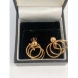 A PAIR OF 9CT INTER-LINKING CIRCLE EAR STUDS