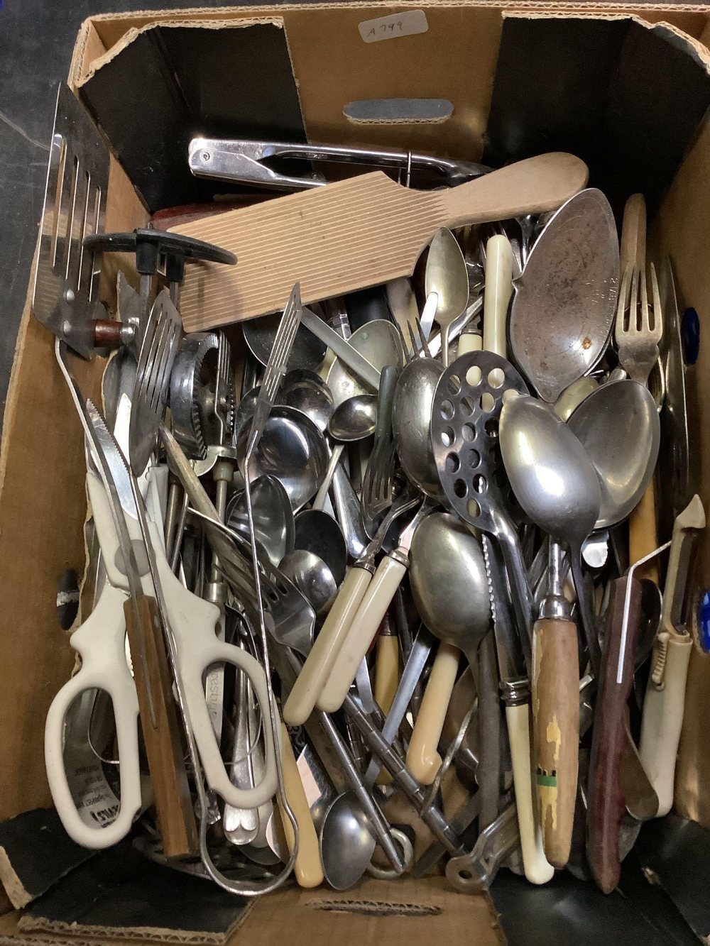 CARTON OF KITCHEN CUTLERY INCL; KNIVES, FORKS, SPOONS ETC