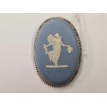 AN OVAL WEDGWOOD BLUE & WHITE BROOCH