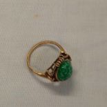 A GREEN SPOON OVAL RING SET IN 9ct