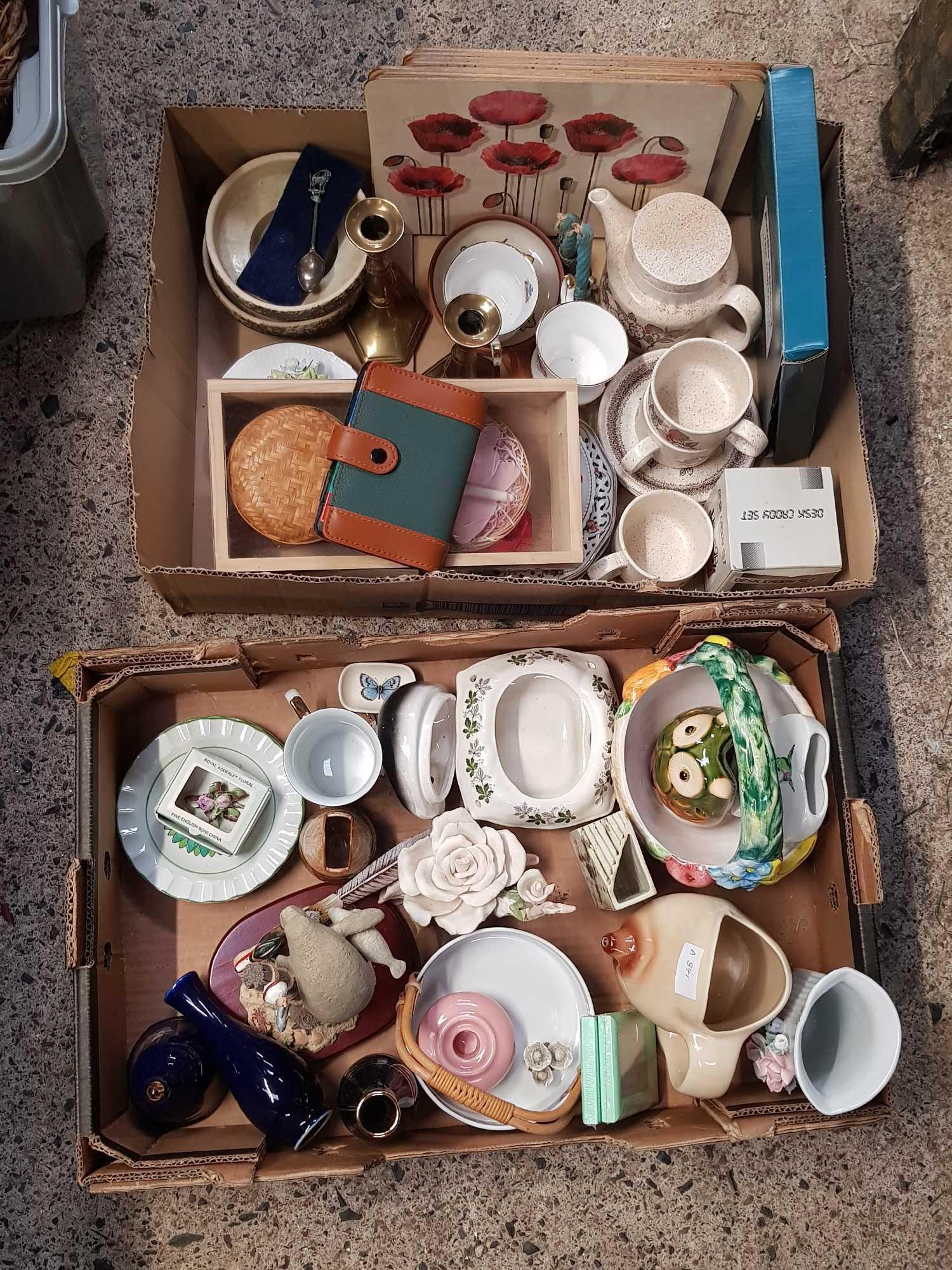 2 CARTONS OF MIXED CHINAWARE INCL; MUGS, VASES, CUPS & SAUCERS, BRASS CANDLE STICKS & BRIC-A-BRAC