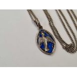 A SILVER & ENAMEL PENDANT ON LONG SILVER NECK CHAIN