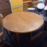 A McINTOSH & CO EXTENDING CIRCULAR TEAK DINING TABLE & 4 MATCHING UPHOLSTERED DINING CHAIRS, 4ft