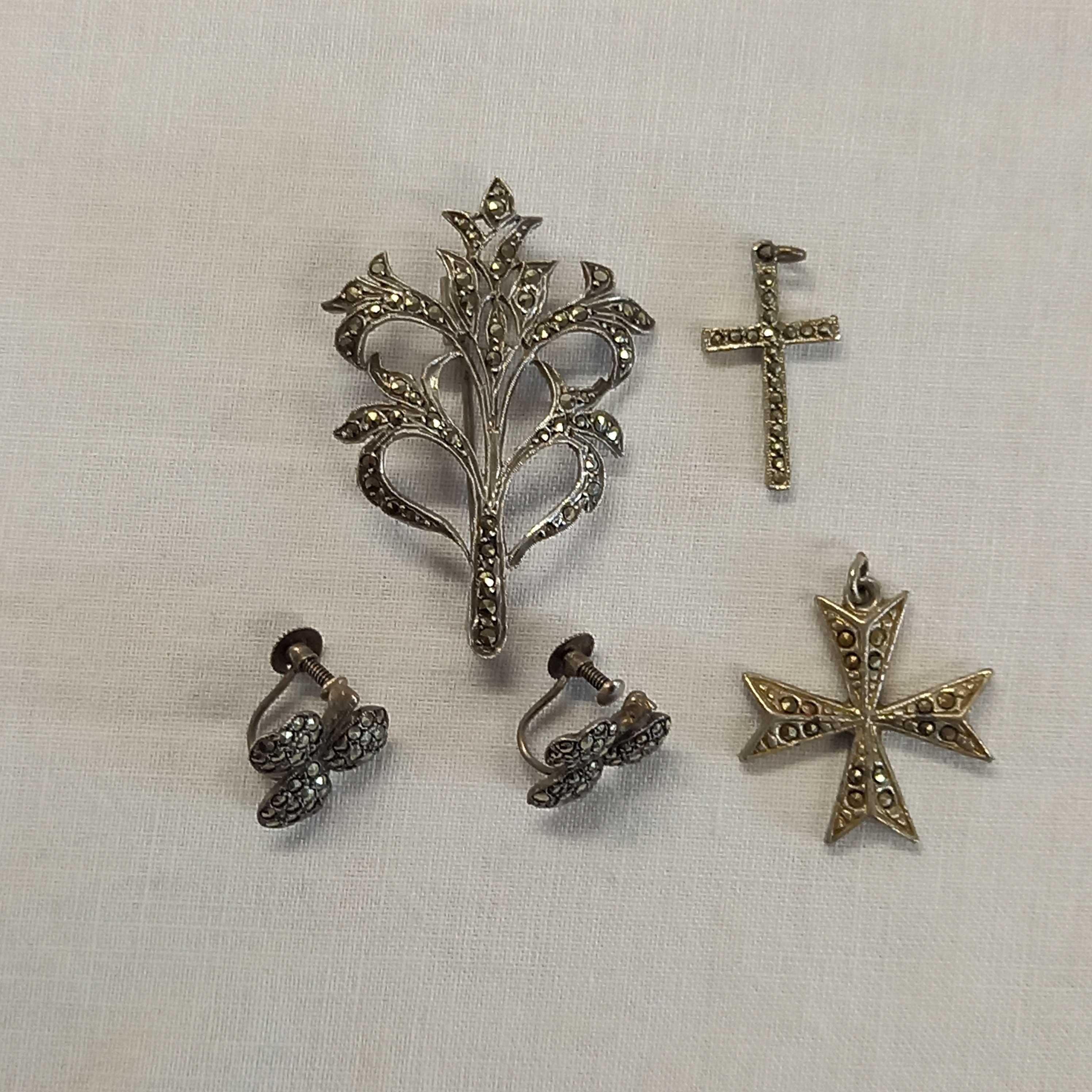 A PAIR OF SILVER & MARCASITE CLOVER LEAF SCREW EARRINGS & A SIMILAR BROOCH