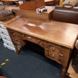 MID CENTURY CARVED OAK DESK OR DRESSING TABLE WITH 5 DRAWERS & TURNED LEGS, 44'' WIDE