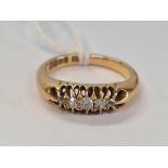 GOOD 18ct GOLD BOAT SHAPED 5 STONE DIAMOND RING