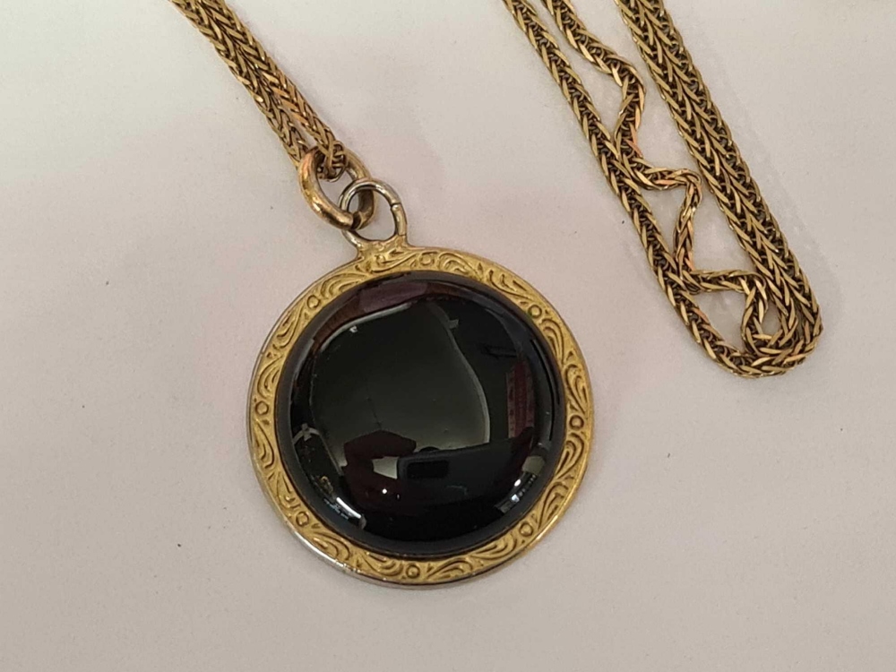 9ct GOLD CHAIN WITH BLACK PENDANT, APPROX 2g