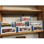 2 BACHMANN HO 18216 HIGH CUBE BOXED CAR, 2 BACHMANN HO 18006 50ft BOXED CAR, 1 BACHMANN HO 17702