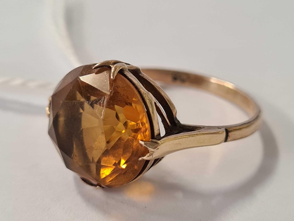 A SINGLE STONE TOPAZ RING SET IN 9ct