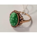 A GREEN SPOON OVAL RING SET IN 9ct