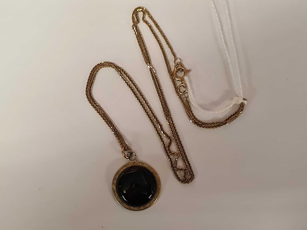 9ct GOLD CHAIN WITH BLACK PENDANT, APPROX 2g - Image 2 of 2