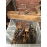 CARTON WITH MISC HAND TOOLS IN RUSTY CONDITION INCL: STANLEY SMOOTHING PANE & WOODEN BLOCK PLANES