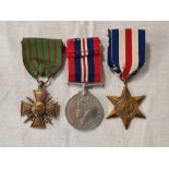 2 WW II MEDALS 1939 - 1945 STAR & WAR MEDAL & A WW I FRENCH CROIX DE GUERRE