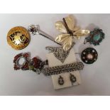 BAG OF COSTUME JEWELLERY - MIXED BROOCHES