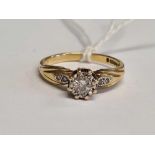 SOLITAIRE DIAMOND CLUSTER RING WITH 2 DIAMONDS TO SHOULDERS, 18ct GOLD, SIZE L, 3.1g