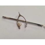 9ct WHITE GOLD WISHBONE BROOCH SET WITH PEARL