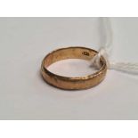 A 9ct GOLD WEDDING BAND
