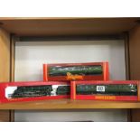 HORNBY RAILWAY LOCOMOTIVE & TENDER & 2 CARRIAGES