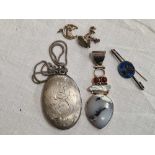 BOX CONTAINING 2 CHARMS, LOCKET ON CHAIN & 2 BROOCHES
