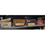 SHELF WITH VARIOUS TRINKET BOXES, 2 VINTAGE TINS & A CANTILEVER CIGARETTE BOX