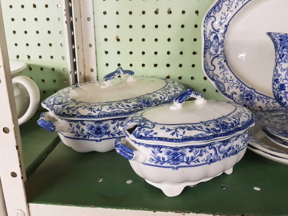 SHELF OF BLUE & WHITE CHINAWARE CONSISTING OF ATHOL CHINAWARE ETC - Image 3 of 5