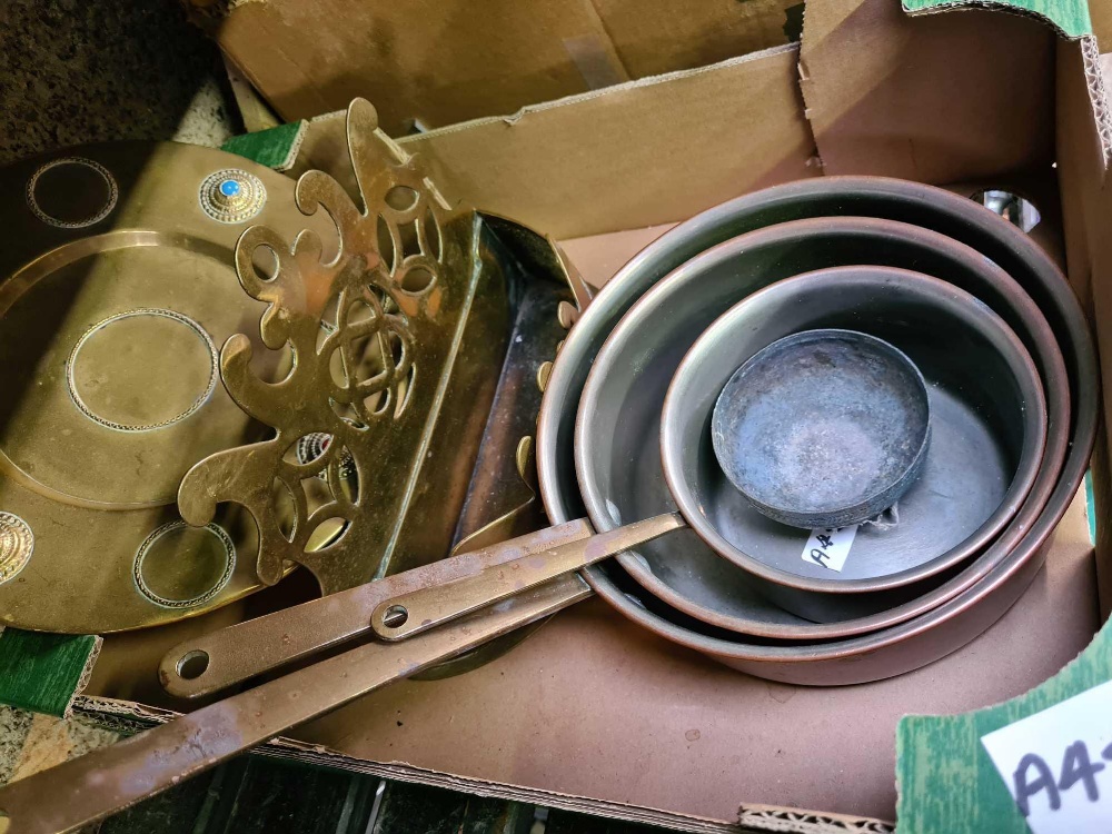 3 BRASS HANDLED COPPER SAUCEPANS, BRASS TRAY & BRASS DESK TIDY