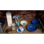 SHELF WITH STUDIO GLASS VASE, 2 BLUE DENBY BOWLS, TALL SQUARE WHITE VASE & OTHER CHINAWARE