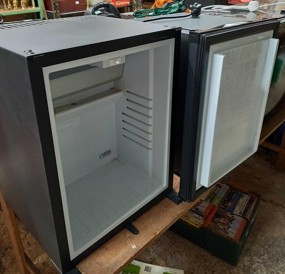 BLACK TABLE TOP FRIDGE, NO SHELVING TO INTERIOR - Image 2 of 2