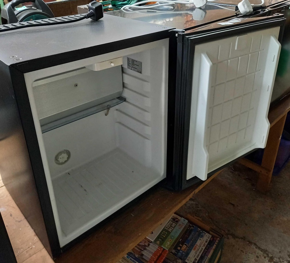 BLACK CALDURA TABLE TOP FRIDGE, NO SHELVES TO INTERIOR - Image 2 of 2