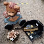 TEDDY BEAR FIGURE, POSSIBLY CARDBOARD, DECORATIVE CRUMB SCOOP & BRUSH & A CERAMIC FLOWER