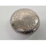 SILVER SQUEEZE SNUFF / TOBACCO BOX, SCROLL ENGRAVED, B'HAM 1907 WITH GILT INTERIOR, APPROX 55g
