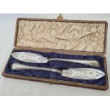 A PAIR OF BOXED ASCETIC PERIOD BUTTER KNIVES