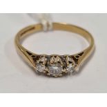 A 3 STONE DIAMOND RING SET IN 18ct GOLD, SIZE 'N'