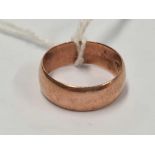 A SMALL 9ct WIDE WEDDING RING, SIZE 'G'