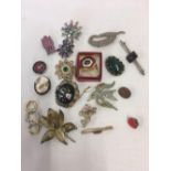 TUB OF MISC COSTUME JEWELLERY BROOCHES