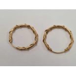 A PAIR OF ENTWINED 9ct HOOP EARRINGS