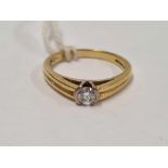 A SOLITAIRE DIAMOND RING SET IN 18ct GOLD