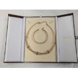AN ALMOST UNUSED 9ct GOLD NECKLACE & BRACELET SET IN FITTED BOX (APPROX 21g)