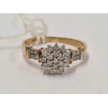 A GOOD DIAMOND CLUSTER RING SET IN 9ct GOLD