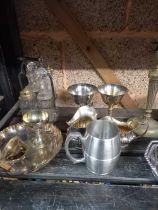 SHELF OF MISC PEWTER, BRASS & PLATED METALWARE