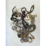 BAG OF MIXED COSTUME JEWELLERY, NECKLACES & BROOCHES