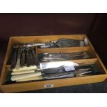 ASSORTED VICTORIAN & EDWARDIAN CUTLERY IN WOOD TRAY